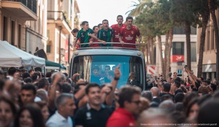 Illes Balears Palma Futsal feiert dritten Weltmeistertitel in Palma Der Illes Balears Palma Futsal feiert seinen dritten Weltmeistertitel mit Parade in Palma