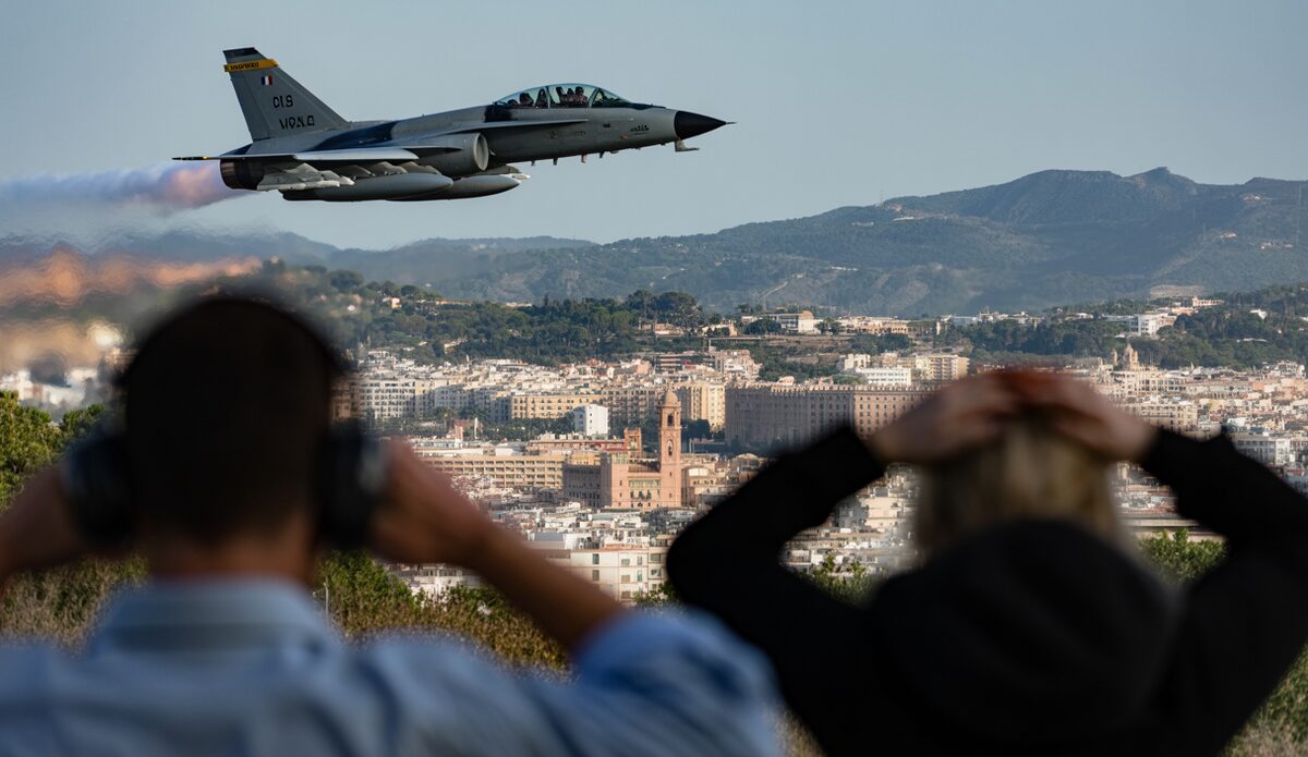 Kampfflugzeug sorgt für Chaos am Flughafen Palma Kampfflugzeug bei Manöver über Palma de Mallorca