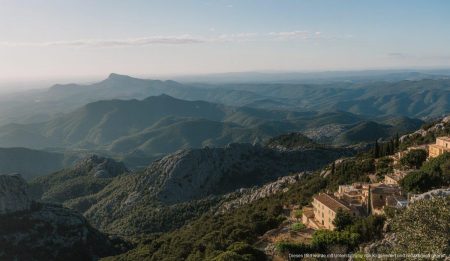 Streit über Legalisierung von Schwarzbauten in der Tramuntana auf Mallorca Panoramablick auf die Serra de Tramuntana mit Bauten auf Mallorca