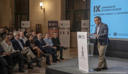 Personen in Llucmajor bei einem Vortrag über lokale Geschichte.