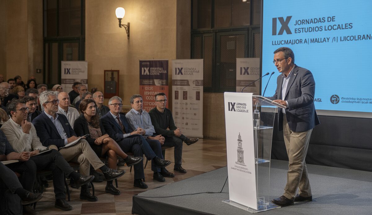 Personen in Llucmajor bei einem Vortrag über lokale Geschichte.