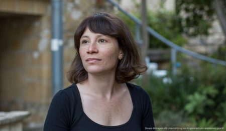 Leben zwischen Mallorca und Frankreich: Eine persönliche Geschichte Matilde García in ihrem neuen Leben in Frankreich, aufgenommen vor französischen Kulissen.