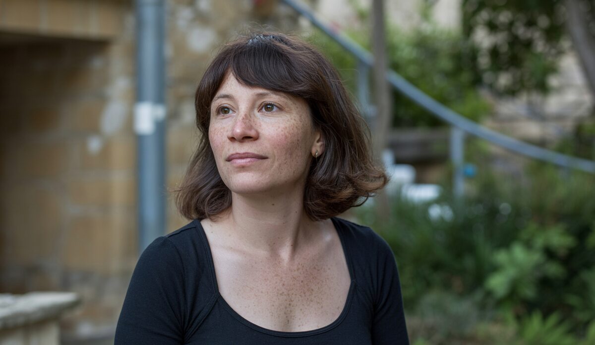 Matilde García in ihrem neuen Leben in Frankreich, aufgenommen vor französischen Kulissen.