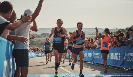 Erfolge bei der Mitja Marató de Porreres: Edward Thomas siegt Läufer bei der Mitja Marató de Porreres mit Edward Thomas und Leonor Font