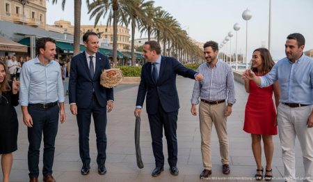 Palmas neue Strandpromenade eröffnet: Ein Meilenstein für Mallorca Eröffnung der neuen Strandpromenade in Palma de Mallorca mit Offiziellen und Anwohnern