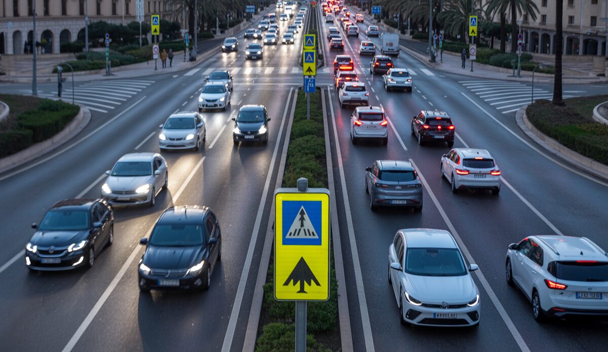 Verkehrsüberwachungskameras auf einer sechsspurigen Straße in Palma de Mallorca bei Sonnenaufgang