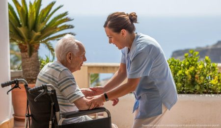 Betreuung auf Mallorca: AMA Care bietet Sicherheit und Nähe Betreuungspersonal und älterer Mensch auf Terrasse auf Mallorca