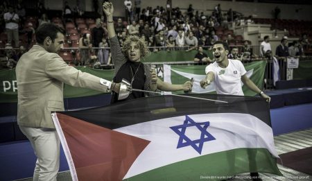 Politische Kontroversen um die Fecht-Weltmeisterschaft in Palma Aktivisten ersetzen israelische Flagge durch palästinensische bei Fecht-WM in Palma