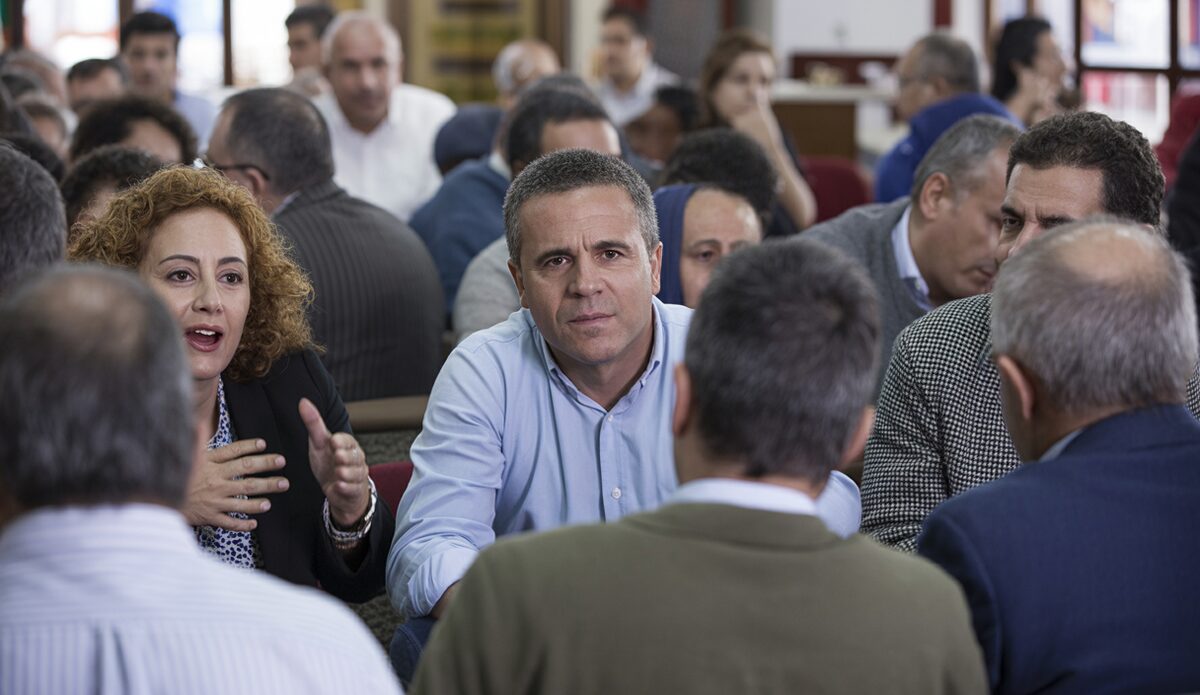 Parteiversammlung des PP in Inca mit Politikern in Diskussion