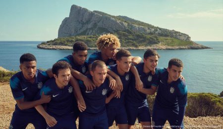 RCD Mallorca Teamfoto vor Sa Dragonera mit Dani Rodríguez