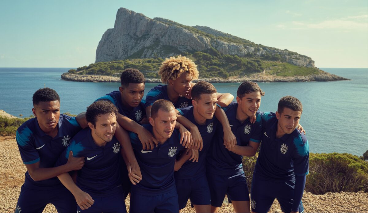 RCD Mallorca Teamfoto vor Sa Dragonera mit Dani Rodríguez
