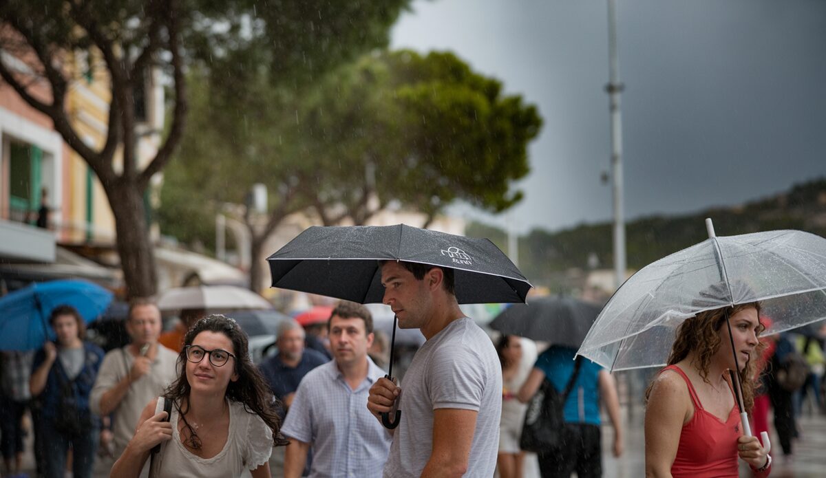 Regen und Windböen auf Mallorca in Port d'Andratx
