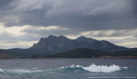 Starkregen auf Mallorca: Warnstufen in der gesamten Region Starkregen auf Mallorca mit bedrohlichen Wolken und hohen Wellen an der Küste