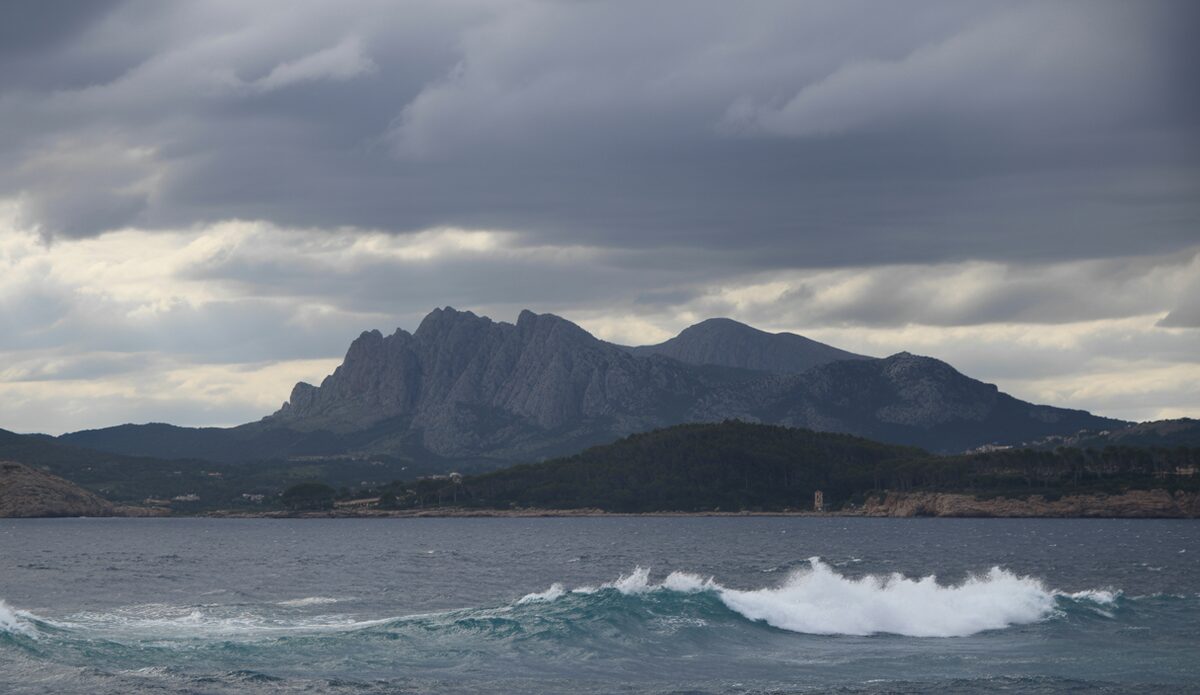 Starkregen auf Mallorca mit bedrohlichen Wolken und hohen Wellen an der Küste