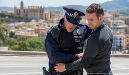 Frau in Palma wegen großangelegtem Betrug festgenommen Polizist nimmt Frau wegen großangelegtem Betrug in Palma fest