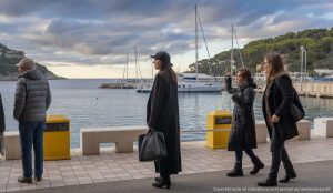 Abwechslungsreiches Wetter im November auf Mallorca Wolkiger Himmel über dem Hafen von Port d'Andratx im November