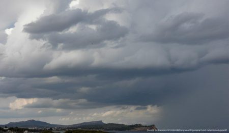 Wetterwarnung für Mallorca: Tiefdruckgebiet bringt Gewitter Nahender Sturm über Mallorca mit dunklen Wolken und markanten Landschaften