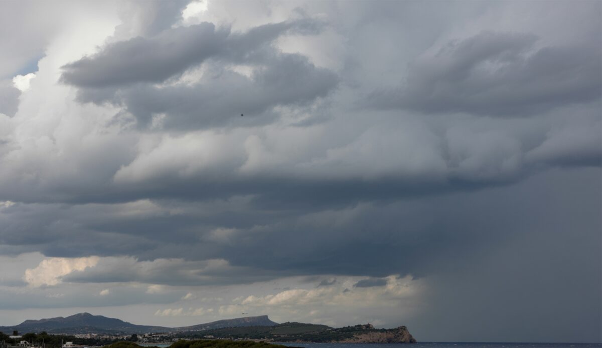 Nahender Sturm über Mallorca mit dunklen Wolken und markanten Landschaften