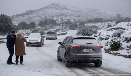 Wintereinbruch auf den Balearen: Temperatursturz und Schneefall Winterliches Bild von Mallorca mit Schnee und verschneiten Landschaften