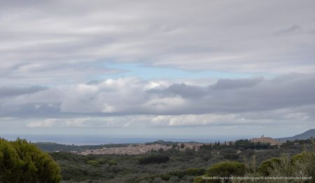 Wolkenverhangene Landschaft auf Mallorca mit traditioneller Architektur