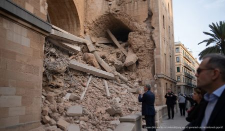 Teile der Stadtmauer in Palma de Mallorca eingestürzt: Sofortmaßnahmen gefordert Einsturz der Stadtmauer in Palma de Mallorca bei Tag mit ersichtlichen Trümmern