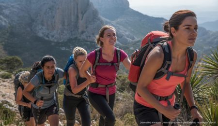 Frauen mit Brustkrebs wandern durch die Serra de Tramuntana in Mallorca.