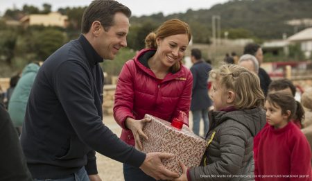 Hilfsaktionen und Geschichten um Mallorca zu Weihnachten Festliche Weihnachtsaktion auf Mallorca mit Freiwilligen und Geschenken vor einem idyllischen Inselhintergrund