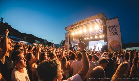 Mallorca Live Festival 2026 mit The Prodigy und Cypress Hill Mallorca Live Festival 2026 mit Auftritten von The Prodigy und Cypress Hill auf der Bühne im Nachtlicht.