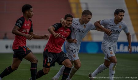 Mallorca sichert Punkt im Duell gegen Oviedo Spielszene zwischen Mallorca und Oviedo im Fußballstadion