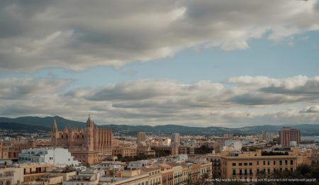 Klarer Himmel über Palma de Mallorca mit leichtem Wind im Dezember.