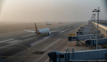 Flughafen Palma de Mallorca mit Nebel, Flugzeuge und Reisende