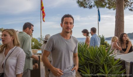 Teilweise bewölkter Himmel über Port d'Andratx mit milder Temperatur, Menschen in Cafés