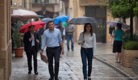 Leichter Regen auf Mallorca: Wettervorhersage für den 15. Dezember Straßenszene in Alcúdia bei Regen im Dezember
