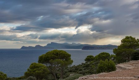 Dramatische Wolken über der Küste von Mallorca im Dezember