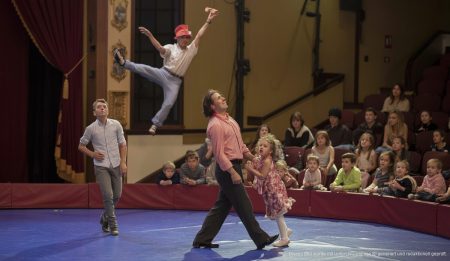 Zirkusvorstellung im Teatre Municipal Xesc Forteza mit Akrobaten und einem begeisterten Publikum in Palma