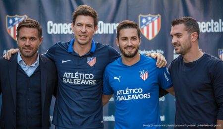 Atlético Baleares: Verstärkung durch Lachèvre und Pachón präsentiert Marc Lachèvre und Álex Pachón bei ihrer Vorstellung bei Atlético Baleares in den ConectaBalear Büros.