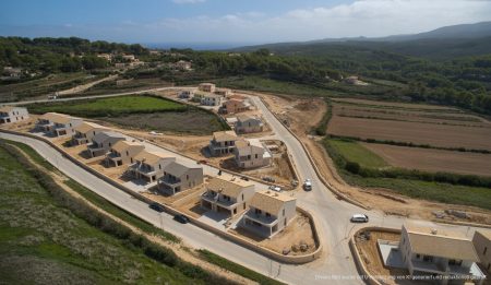 Luftaufnahme von Chalets im ländlichen Gebiet Mallorcas