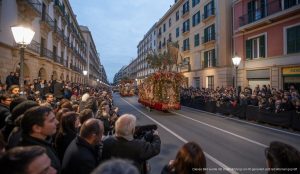 Festlich geschmückte Wagen beim Dreikönigsumzug durch Palma