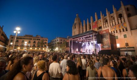 Festes de Sant Sebastià 2026 in Palma de Mallorca mit Live-Musik und Publikum