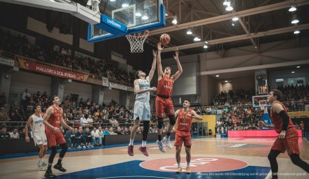 Fibwi Mallorca: Niederlage zu Jahresbeginn gegen Alimerka Oviedo Basketballspieler im Einsatz während eines Spiels in Oviedo mit Mallorca-Team