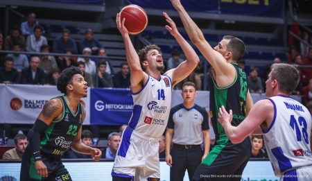 Gipuzkoa Basket schlägt Palmer in spannender Auswärtspartie Basketballspieler von Gipuzkoa und Palmer in einem intensiven Spielzug