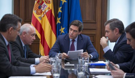 Gesprächsstimmung in einer Regierungssitzung zu steuerlichen Themen auf den Balearen.