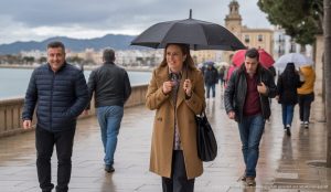 Kühler Start ins Jahr: Wetter in Alcúdia bleibt winterlich Bewölkter Wintertag in Alcúdia mit Menschen in warmer Kleidung auf nassen Straßen