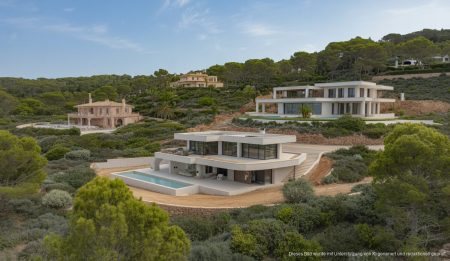 Luxusimmobilien auf Mallorca: Zeichen einer bevorstehenden Krise Luxusimmobilien auf Mallorca vor dem Sonnenuntergang: Eine Ansicht mit Villen und Baustellen auf der Insel