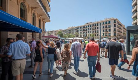 Straßenszene in Palma de Mallorca mit Wohnhäusern im Hintergrund