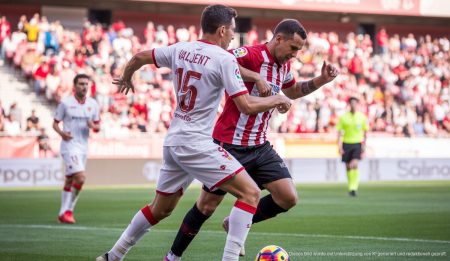 RCD Mallorca: Schlüsselspiel gegen Rayo Vallecano mit Verletzungssorgen Spielszene zwischen RCD Mallorca und Rayo Vallecano, Spieler kämpfen um den Ball