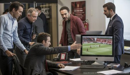 RCD Mallorca vor spannenden Entscheidungen im Wintertransfermarkt RCD Mallorca Mitarbeiter diskutieren Wintertransferoptionen im Büro