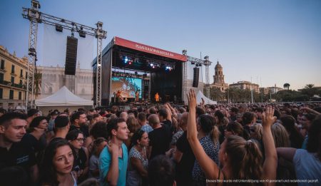 Blick auf die Bühne der Revetla de Sant Sebastià in Palma mit feiernder Menge davor.