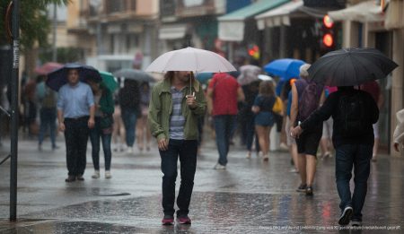 Santa Ponsa an einem regnerischen Tag mit Menschen und Regenschirmen