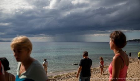 Bedrohliche Regenwolken über einem Strand auf Mallorca.